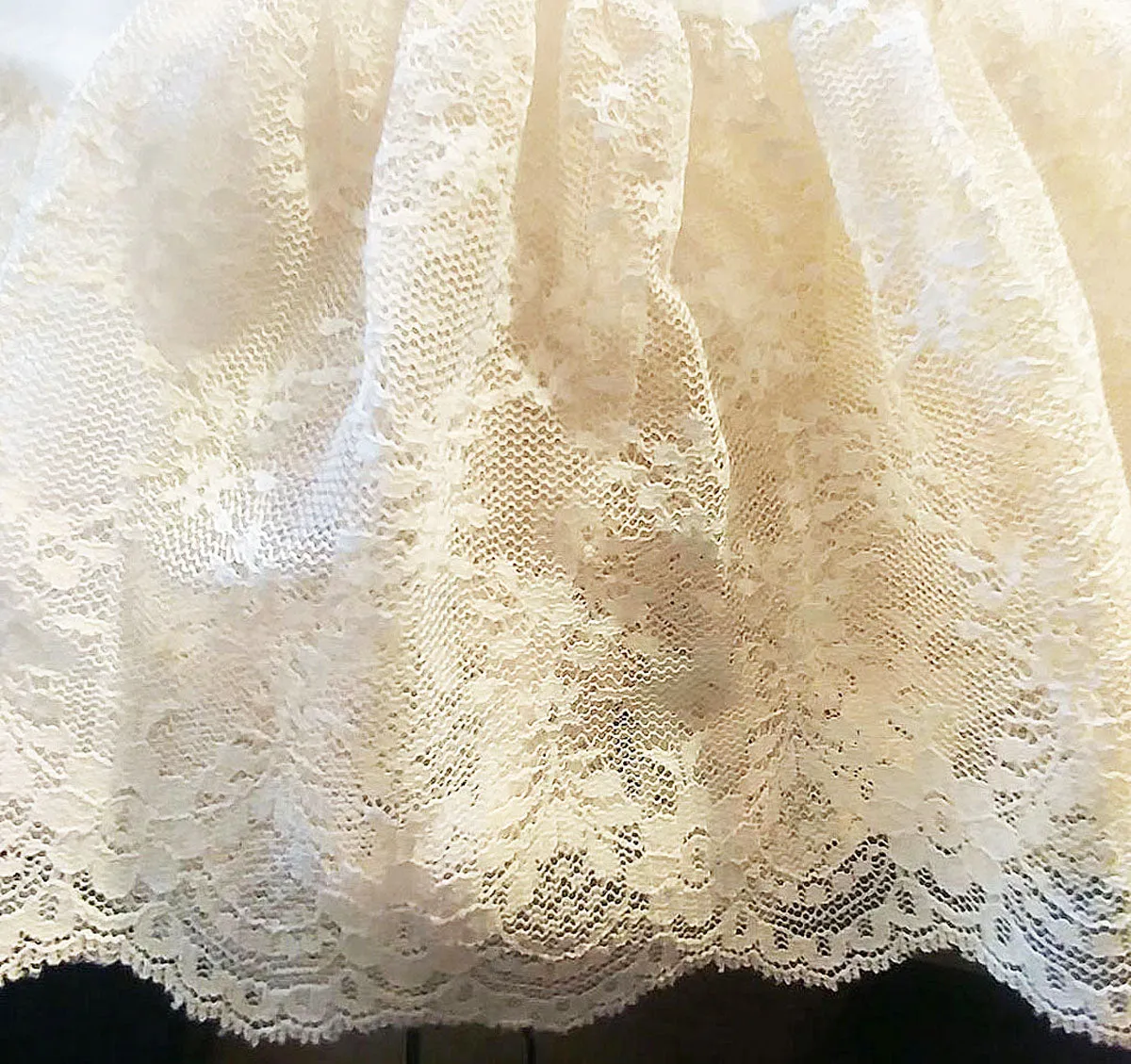 *GLAMOROUS VINTAGE PEACHES 'N CREAM WHITE SHEER HALF SLIP WITH HUGE SCALLOPED ECRU LACE FLOUNCE - MADE IN THE U.S.A.