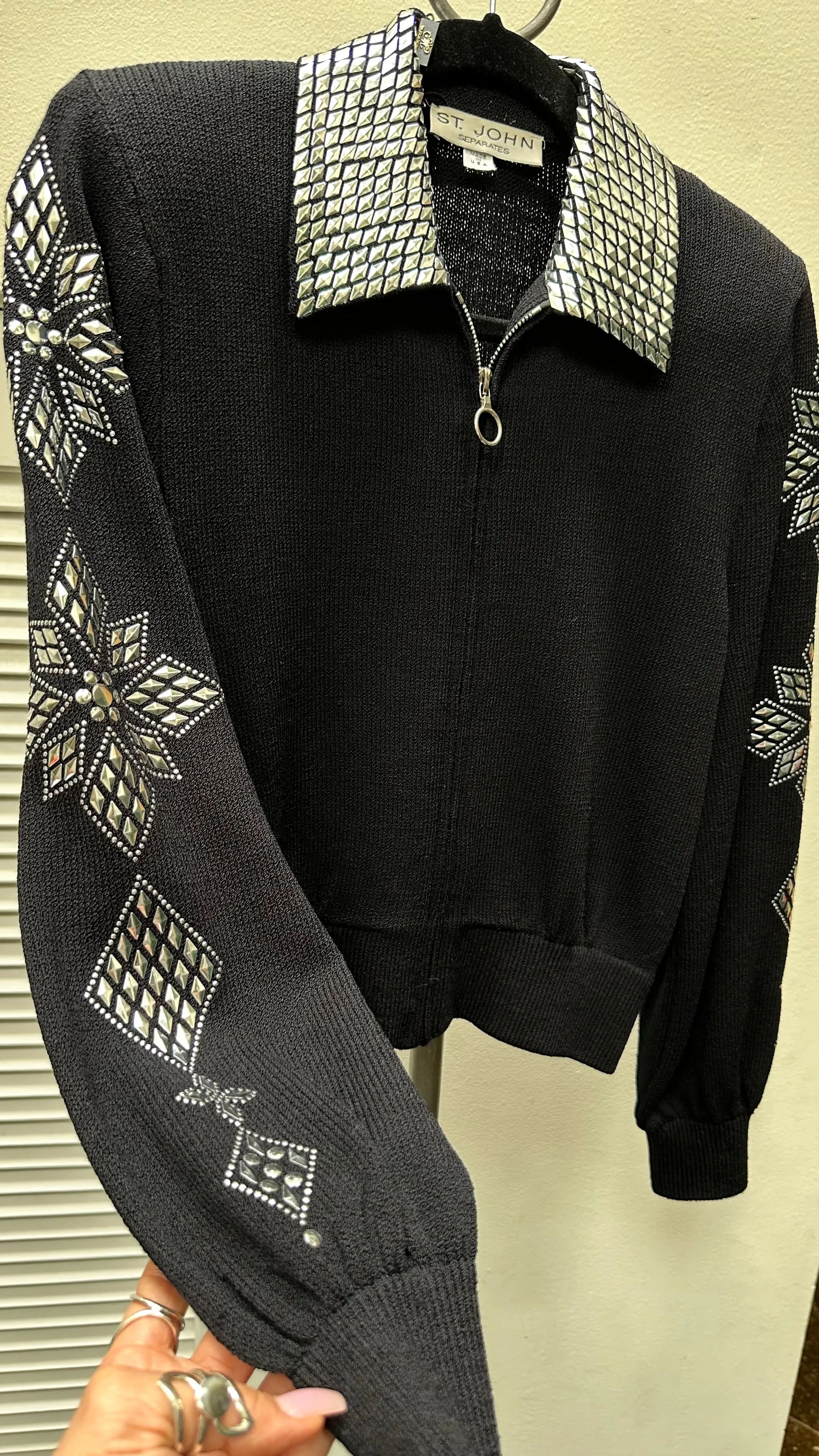 St. John Knit Sweater Zipper In Front, Black With Silver Design
VTG "P” (small) Pre-owned