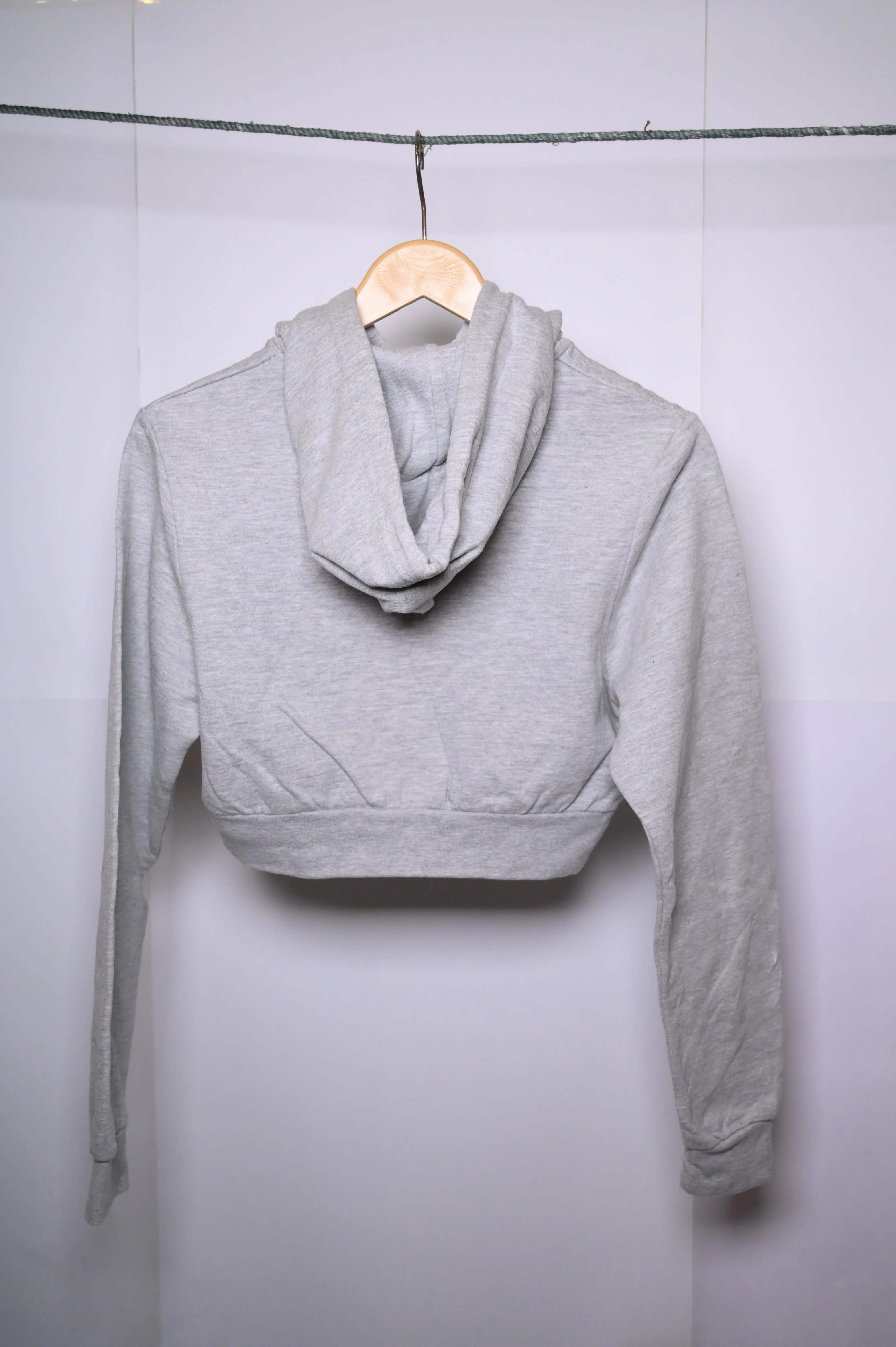 Thriftyfy Full-Sleeve Zippered Crop Hoodie – Urban Grey Chic